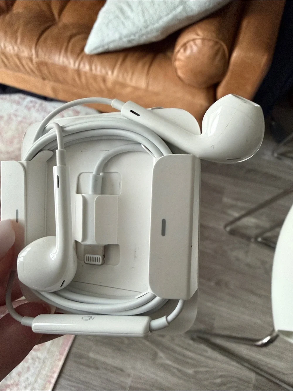 Apple White Earbud Headphones with Inline Mic